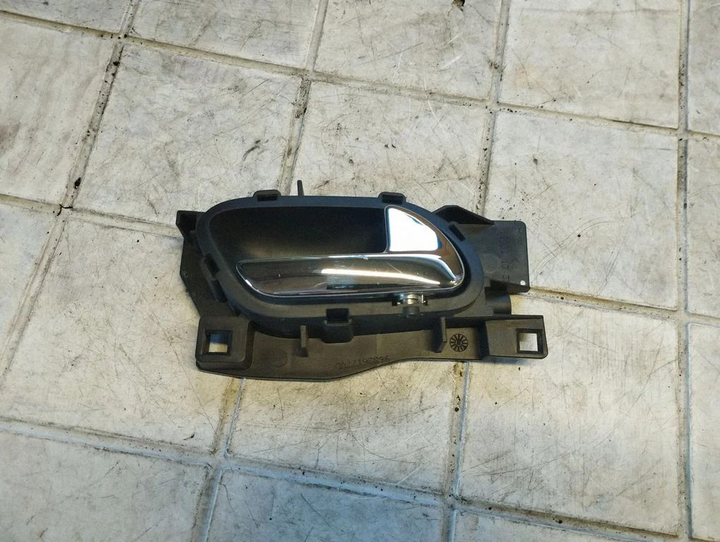 Front door interior handle – front right