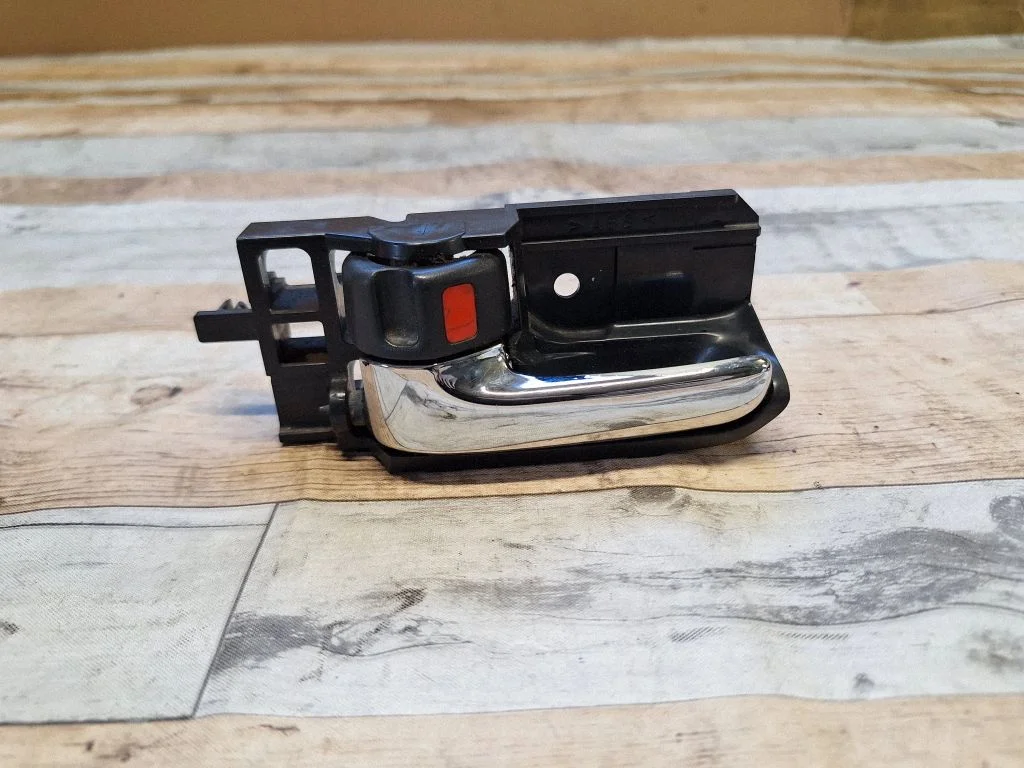 Front door interior handle – front left
