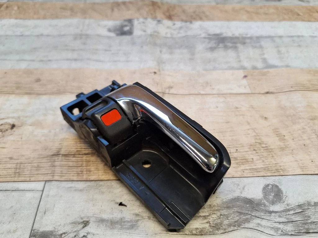 Front door interior handle – front right