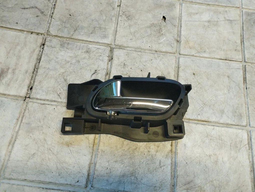 Front door interior handle – front left