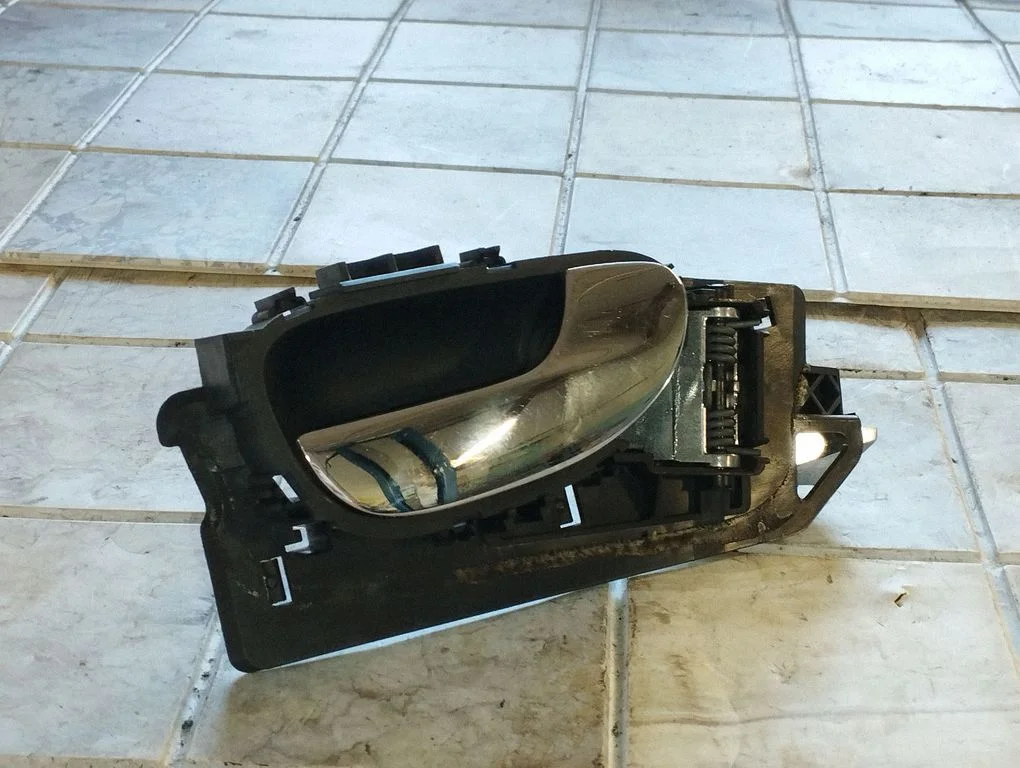 Esiukse sisemine käepide – Peugeot 307 (2001-2005)