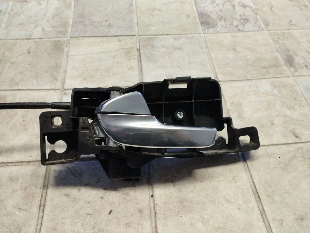 Klamka wewnętrzna drzwi przednich 6M21U22601