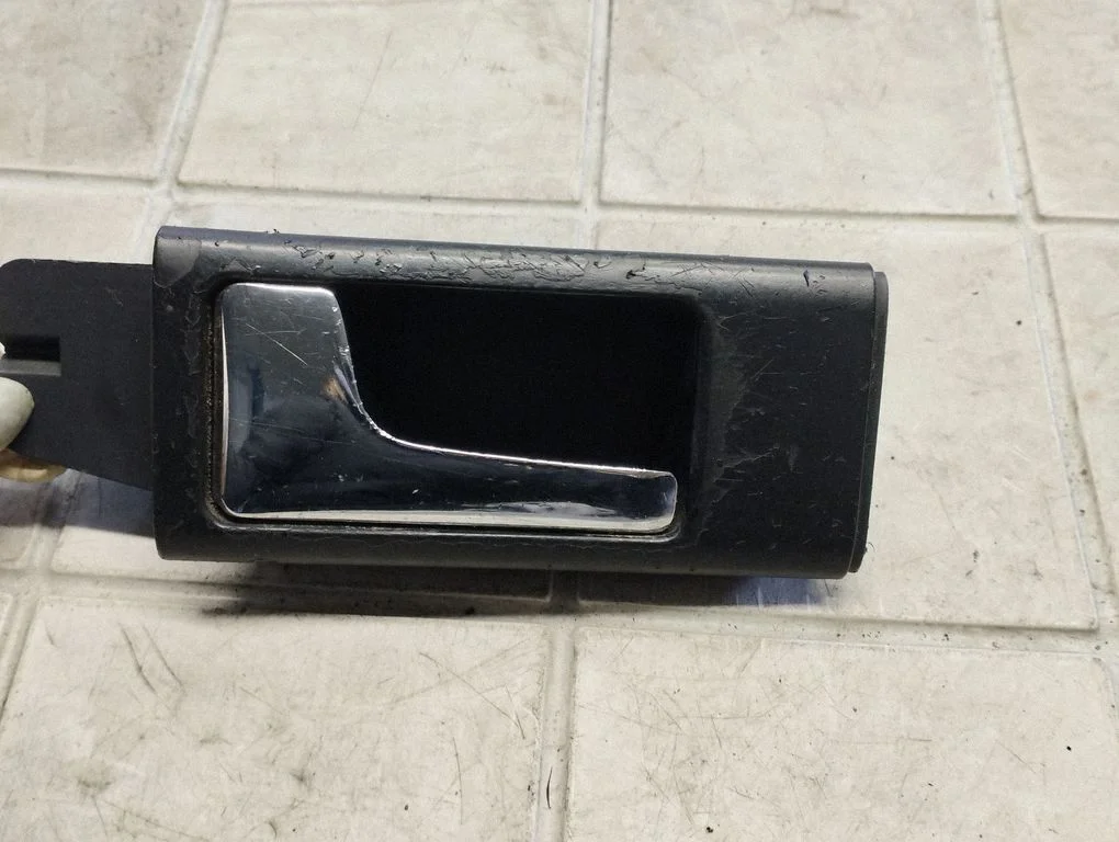 Klamka wewnętrzna drzwi przednich 4A0837019B