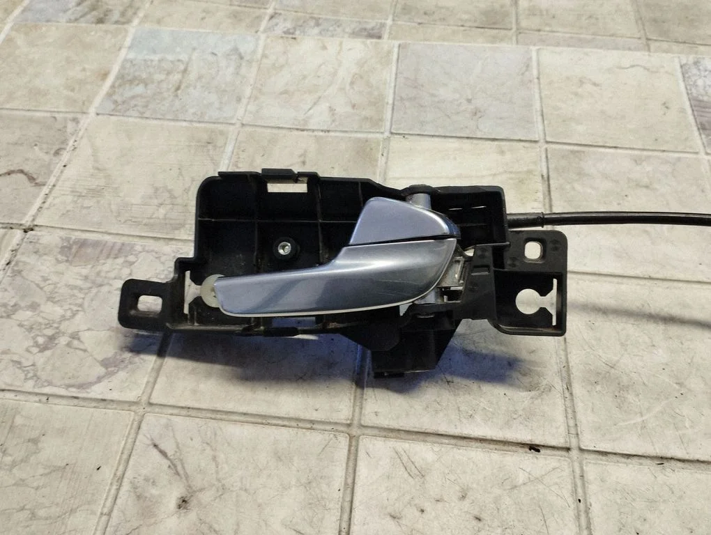 Klamka wewnętrzna drzwi przednich 6M21U22600