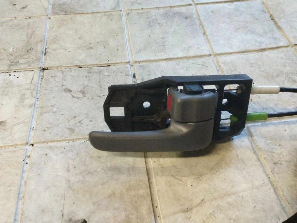 Front door interior handle – Toyota RAV 4 (XA20) (2000-2005)