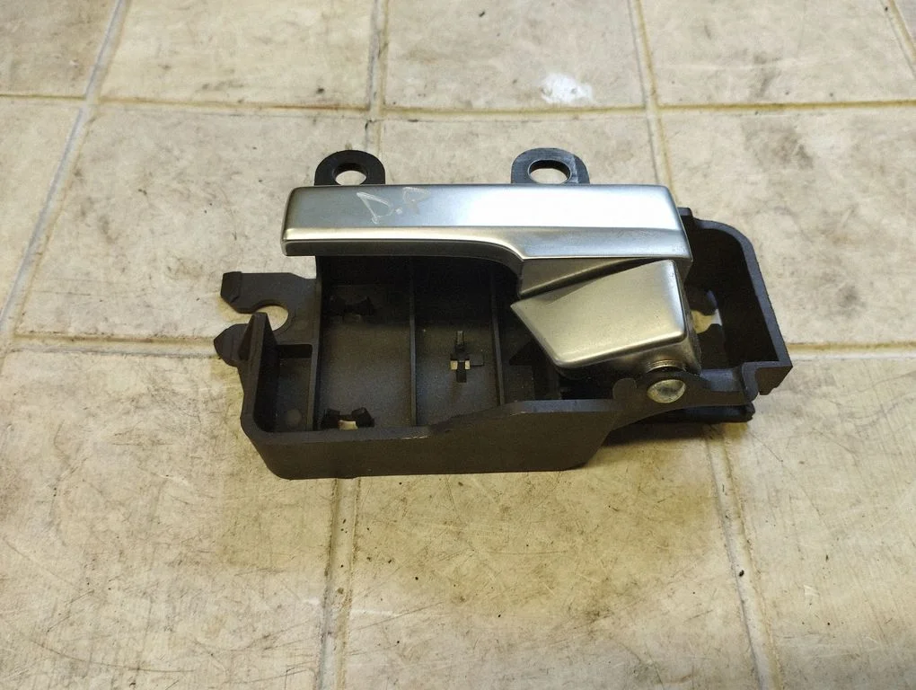 Klamka wewnętrzna drzwi przednich – Ford Focus C-MAX (2003-2010)