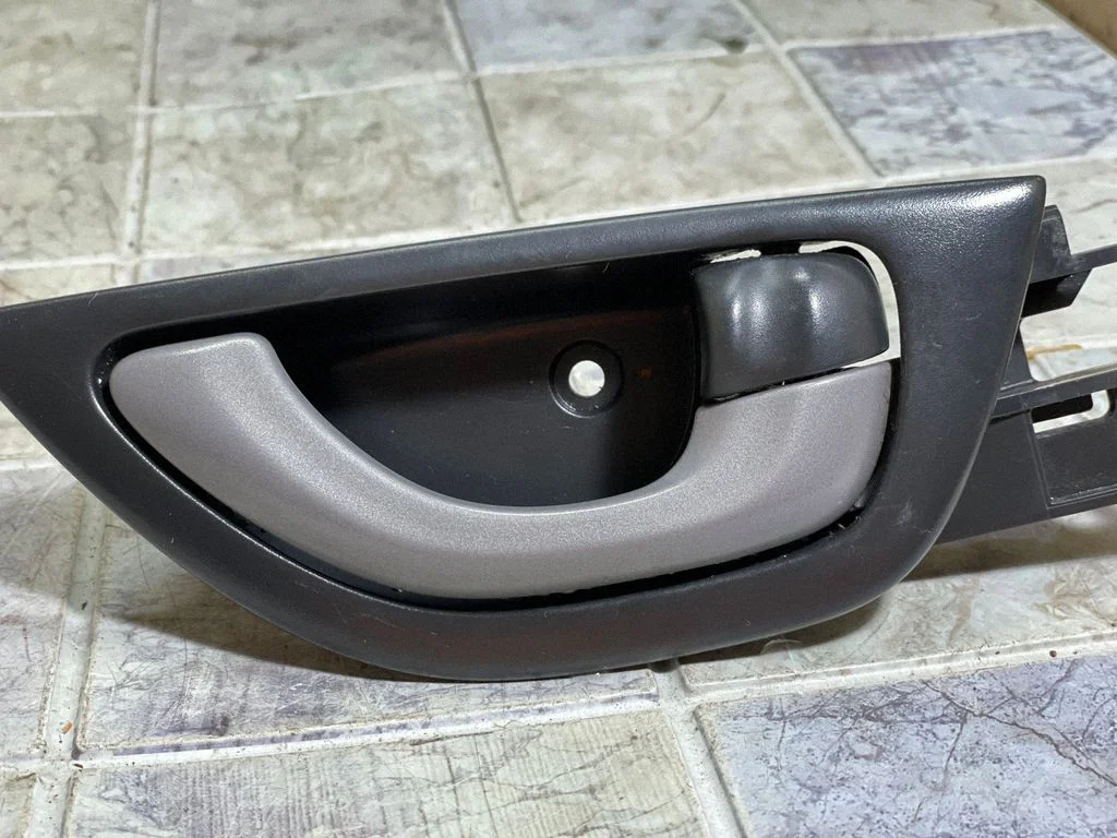 Front door interior handle – front right