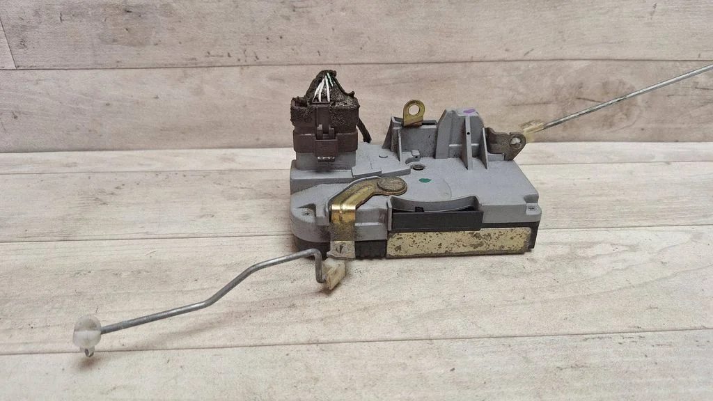 Front door lock – front right