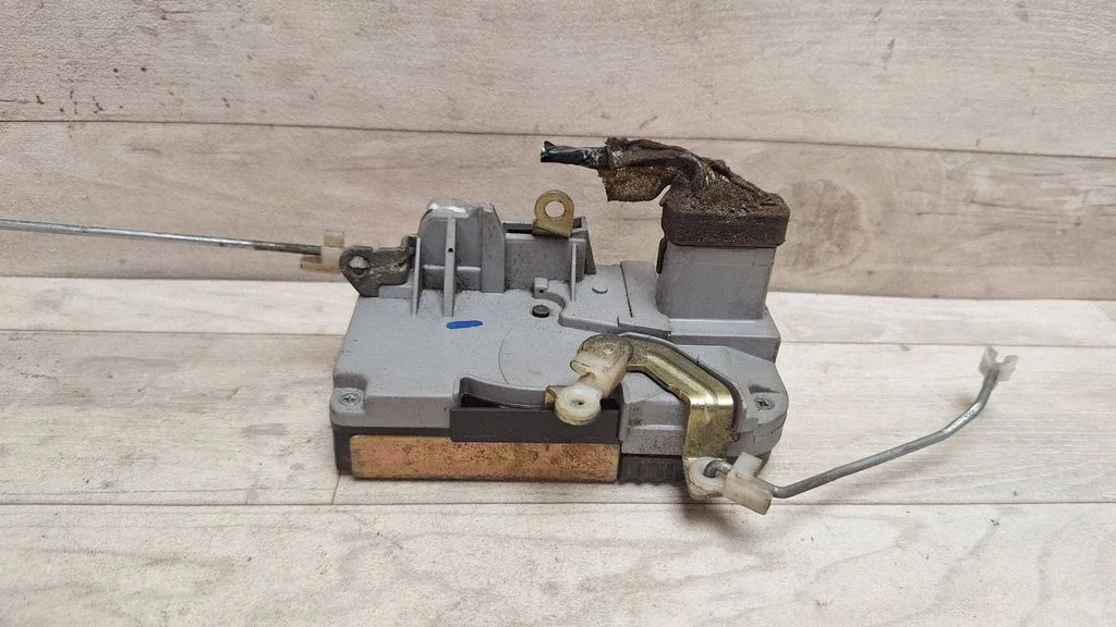Front door lock – front left