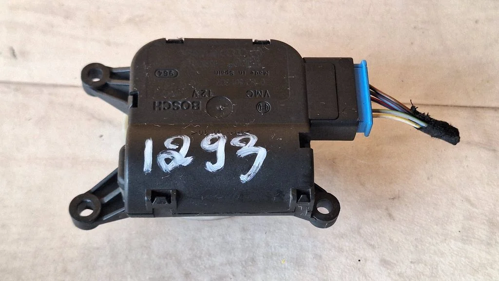Priekšējo durvju slēdzene 8E1820511C