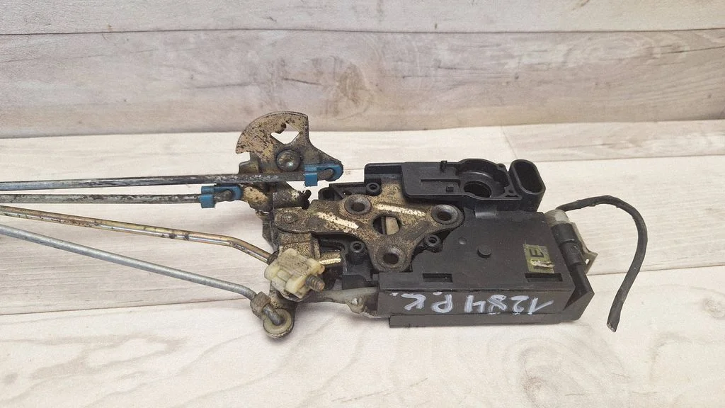 Front door lock – front left