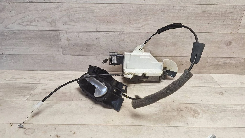 Front door lock A01772