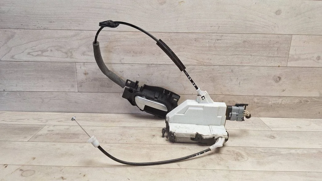 Front door lock A01777
