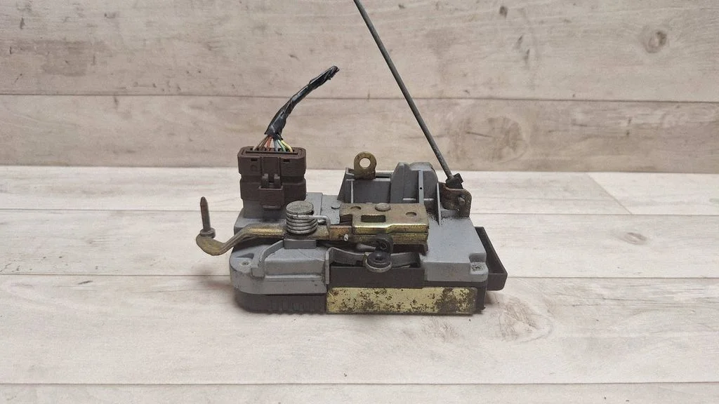 Front door lock – front right
