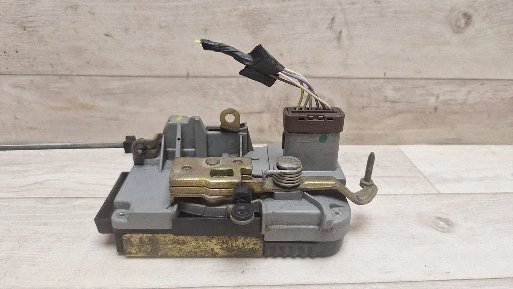 Front door lock – front left