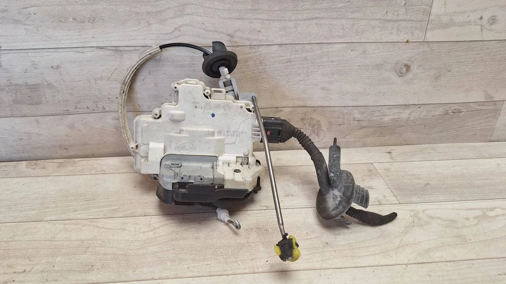 Front door lock 4F1837016A