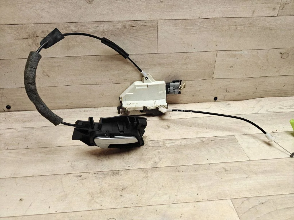 Front door lock A01777
