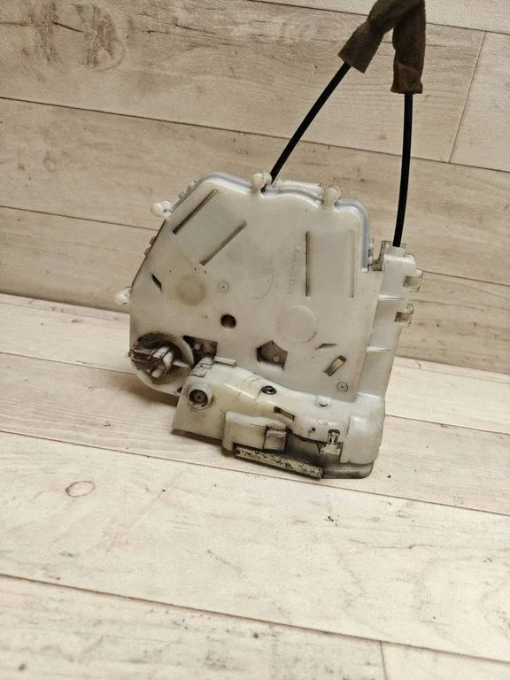 Front door lock – front left
