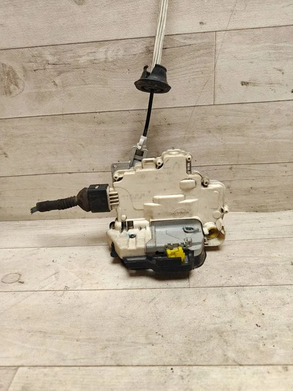 Front door lock 4F1837015