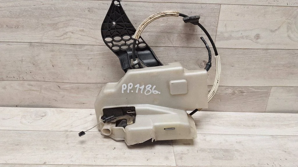 Front door lock – Volkswagen Touareg I (2002-2010)