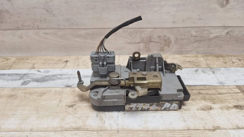 Front door lock – front right