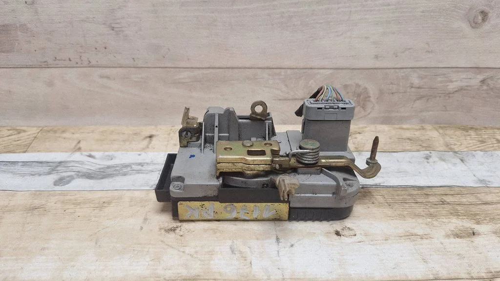 Front door lock – front left
