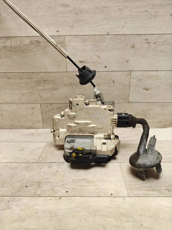 Front door lock 4F1837016