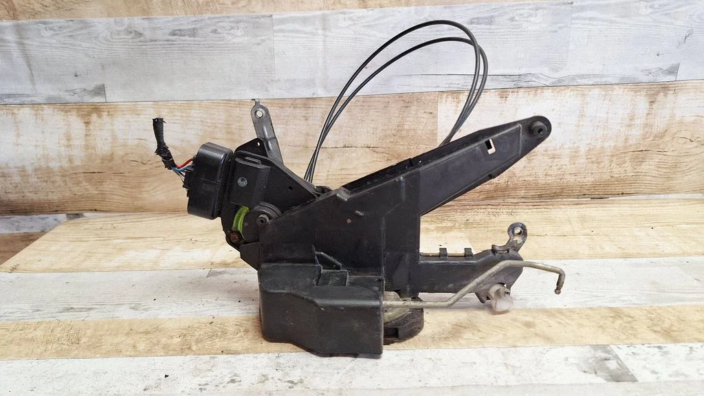 Front door lock – front left