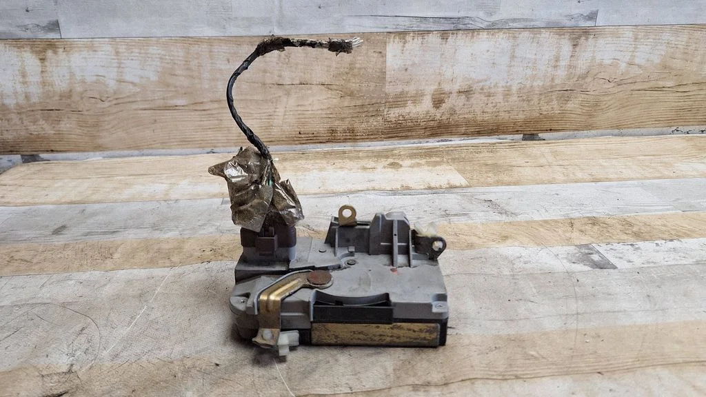 Front door lock – front right