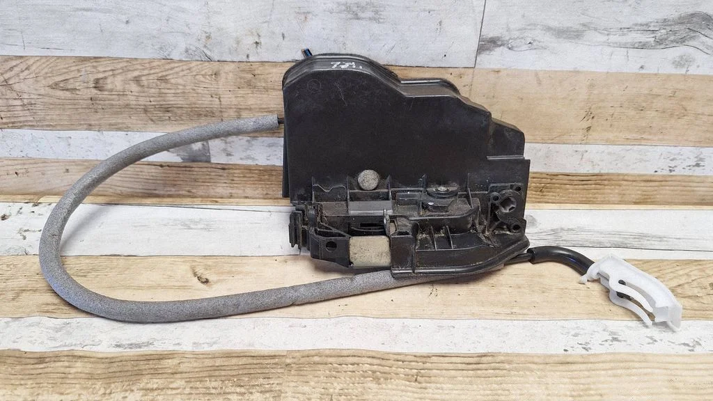 Front door lock 7167077