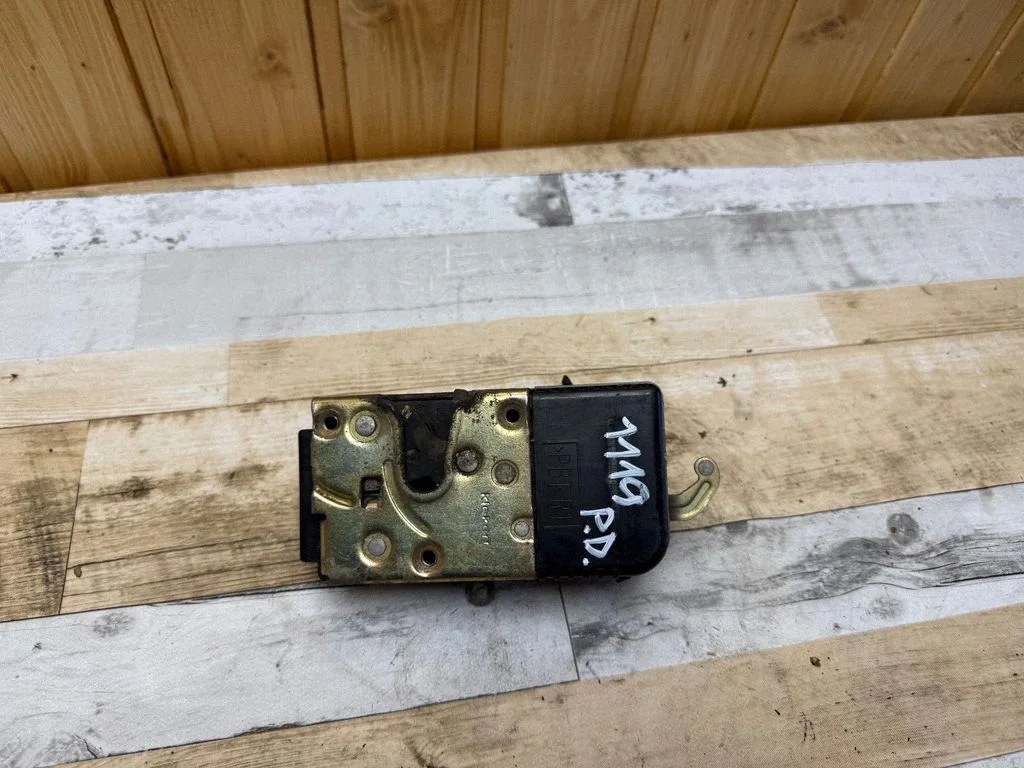 Front door lock – front right