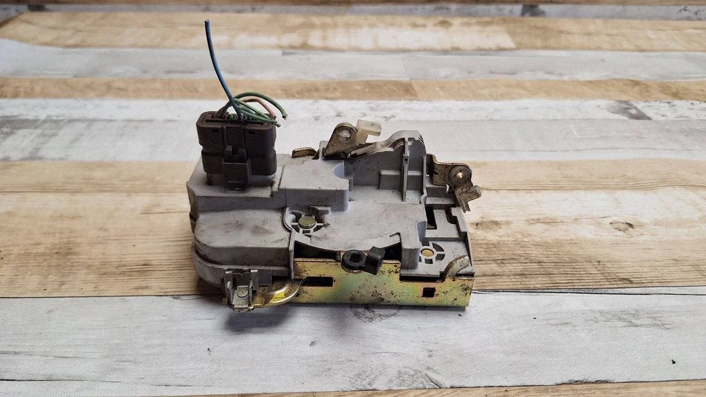Front door lock – front right