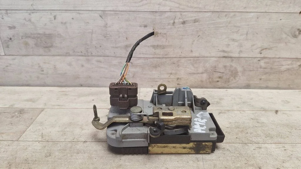 Front door lock – front right