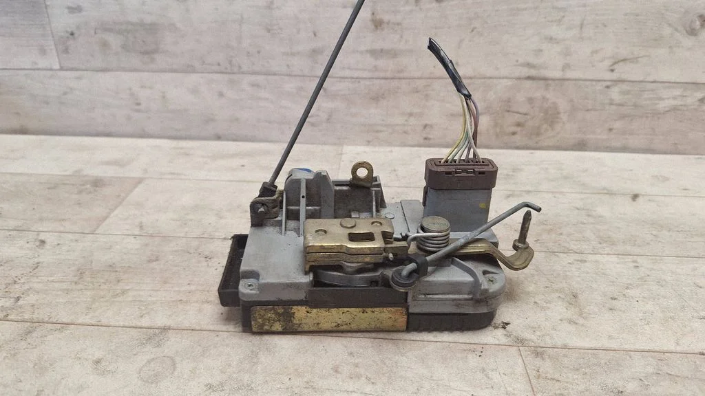 Front door lock – front left