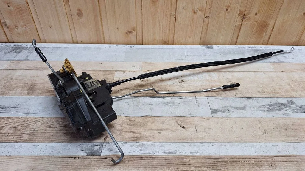 Front door lock 13579521