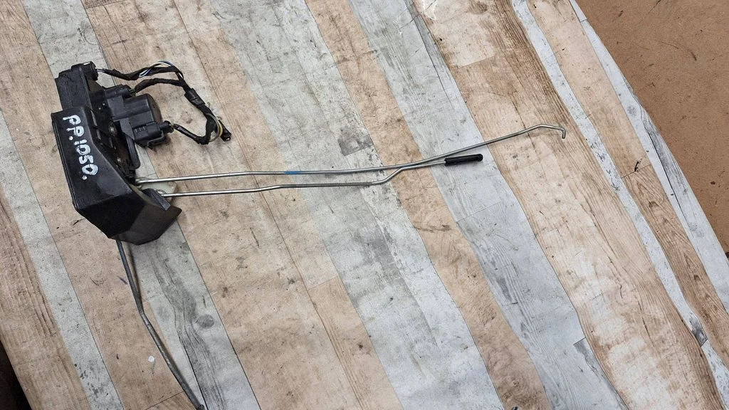Front door lock – front right