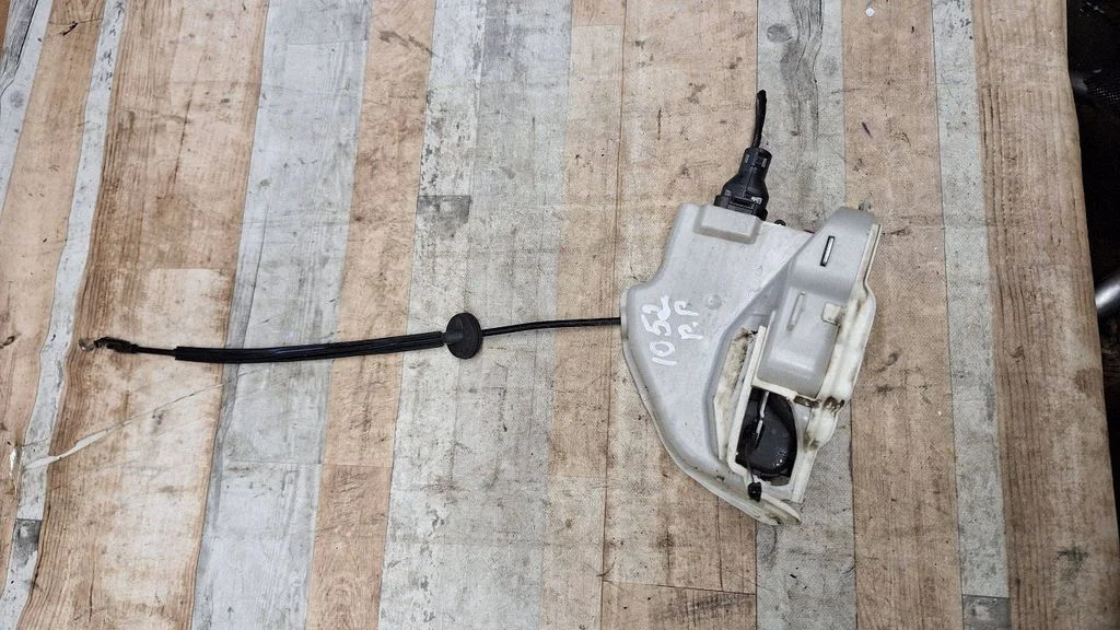 Front door lock – front right