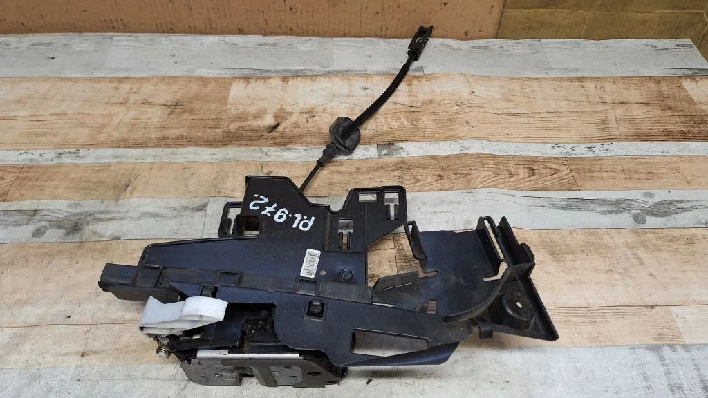 Front door lock 8A61A21979AE