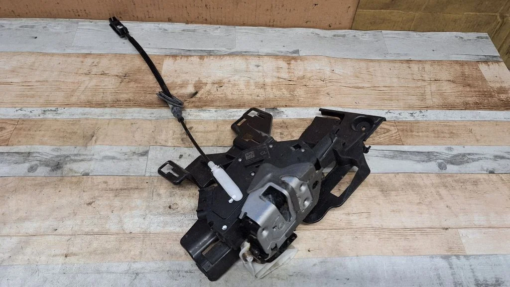 Front door lock 8A61A21978AE