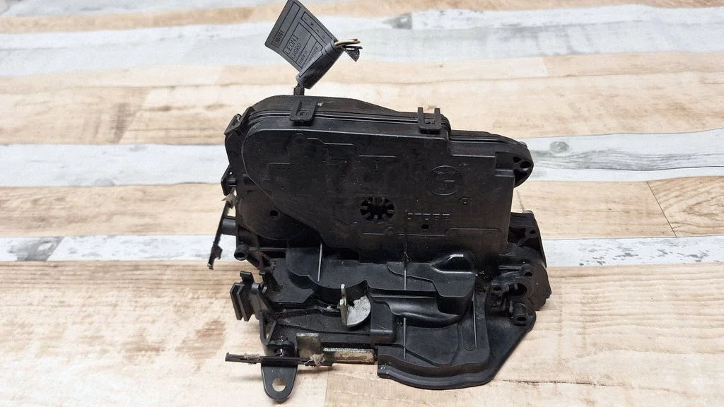 Front door lock 7059973