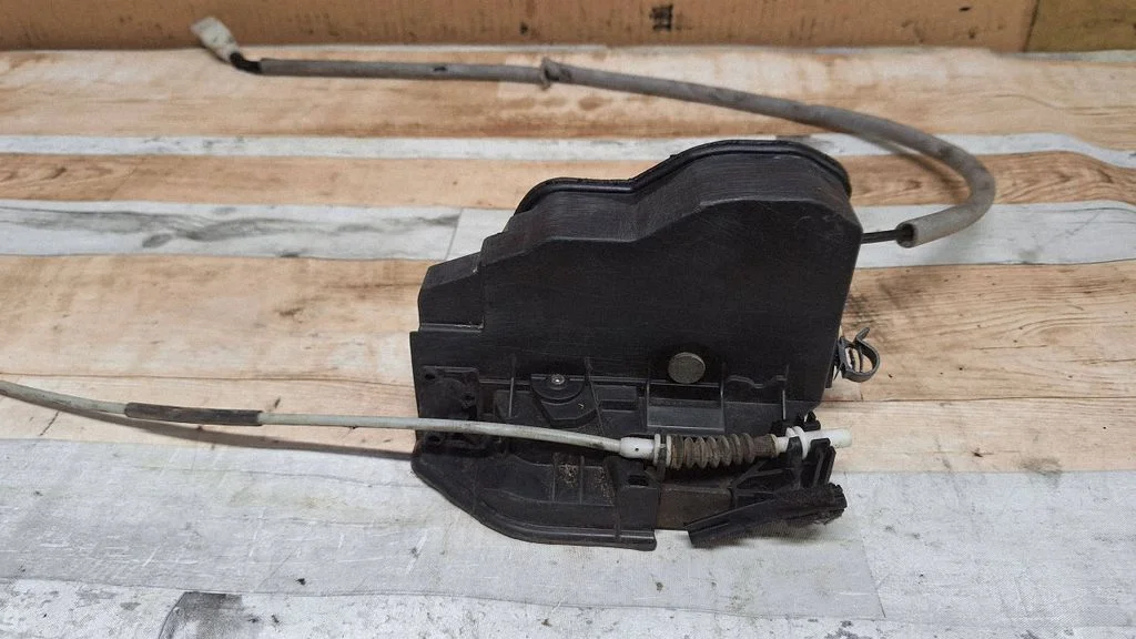 Front door lock 7202146