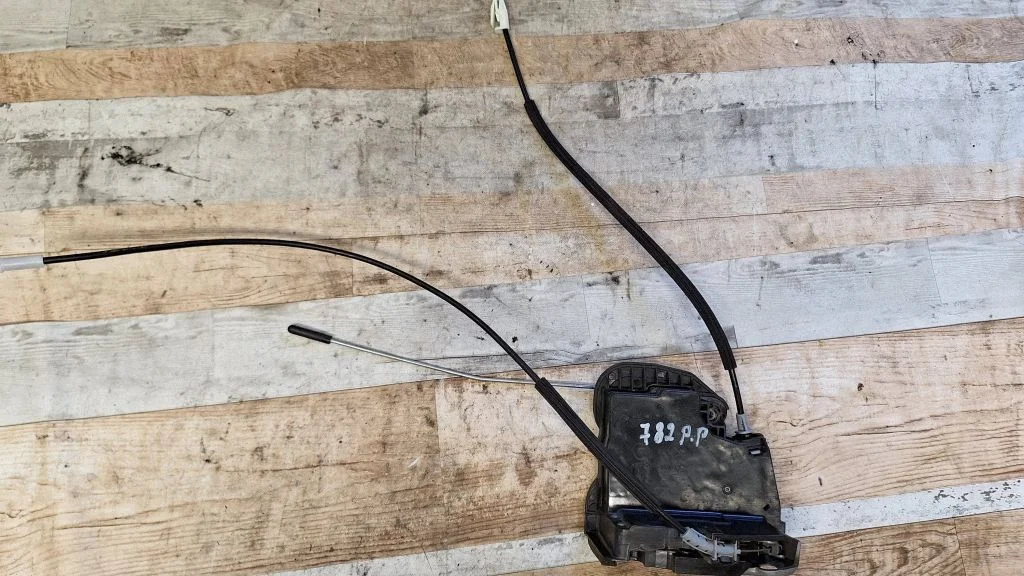Front door lock 04R31017