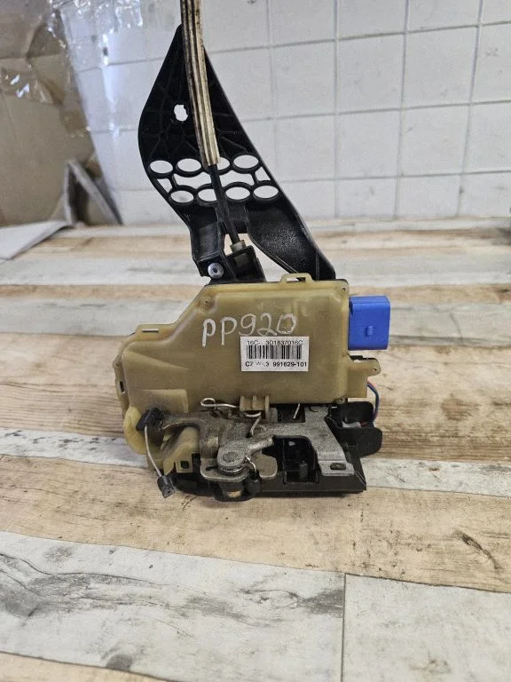 Front door lock 3D1837016C