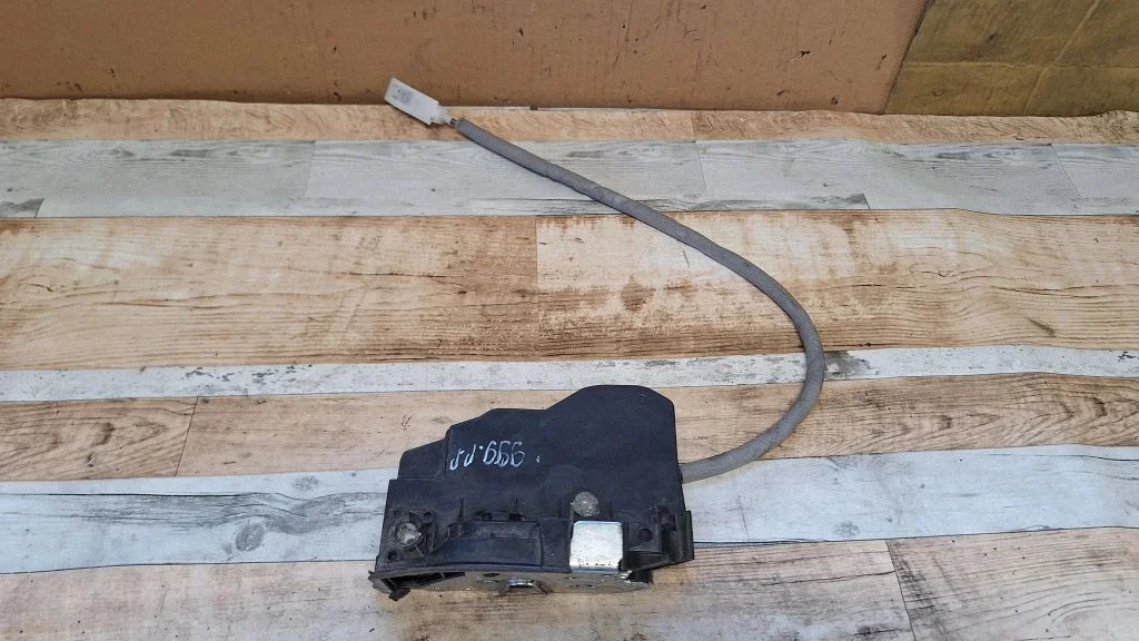Front door lock – front right