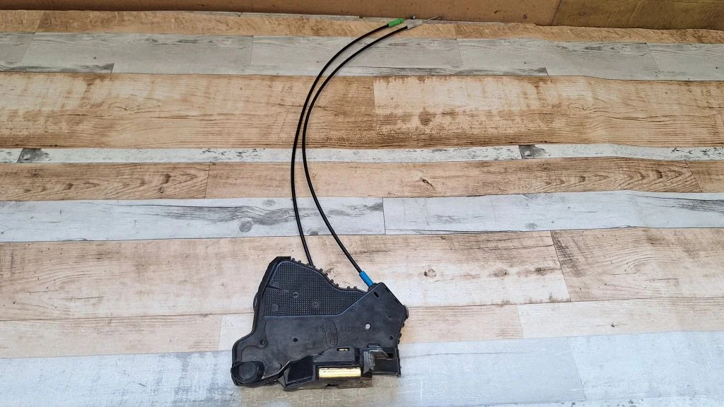 Front door lock – rear right