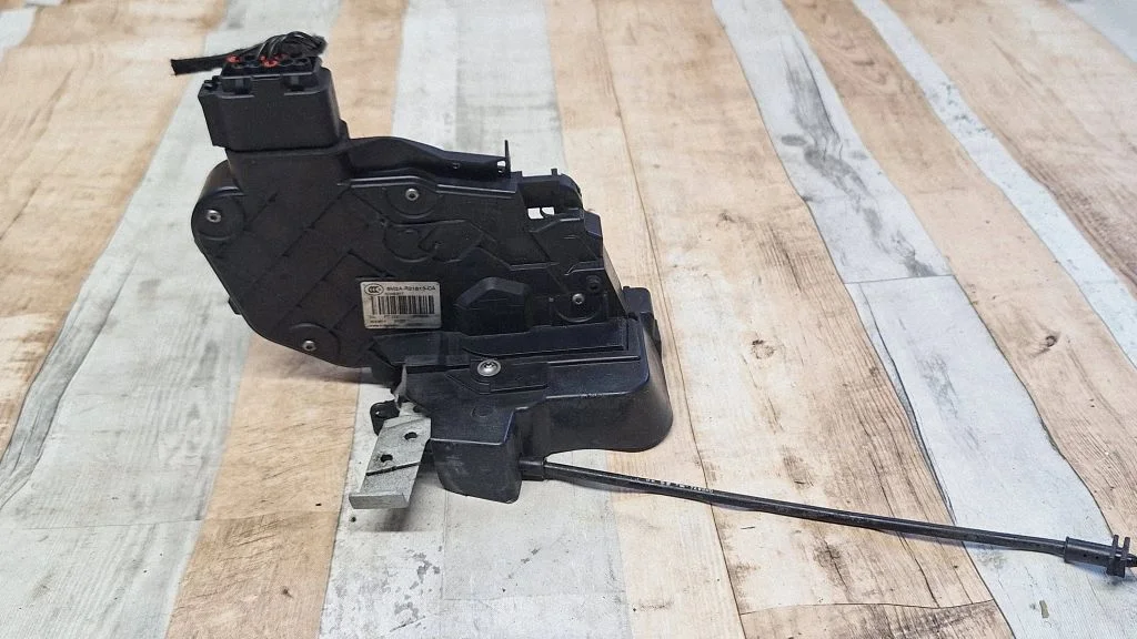 Zamek drzwi przednich 8M2AR21813CA
