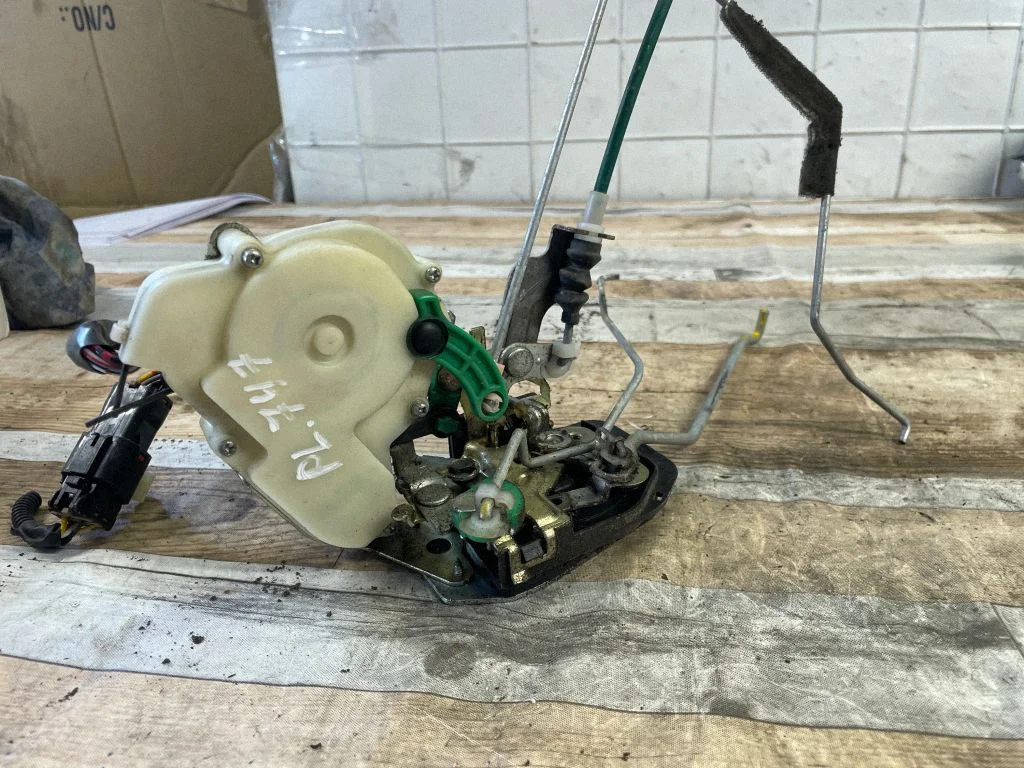 Front door lock – front left