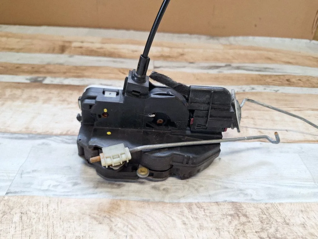 Front door lock – front left