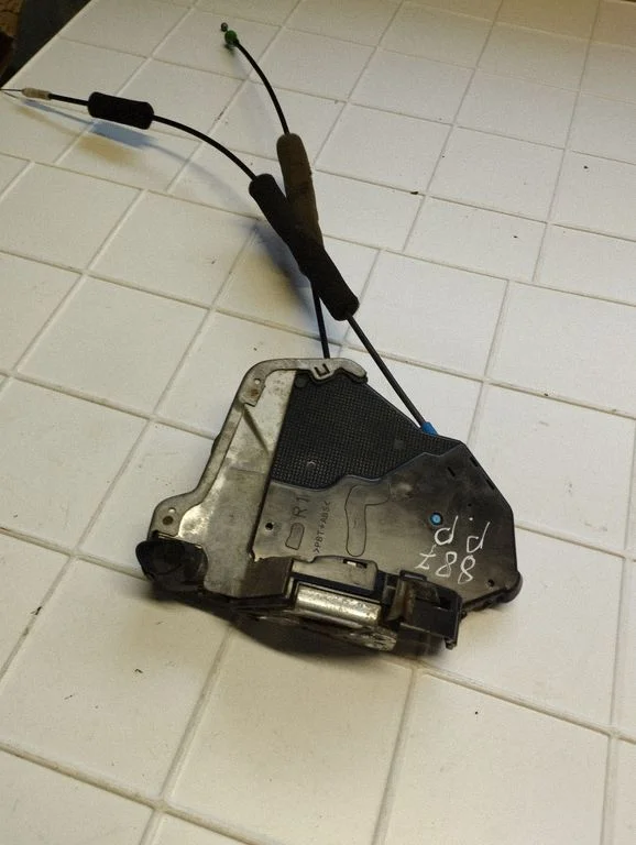 Front door lock – front right