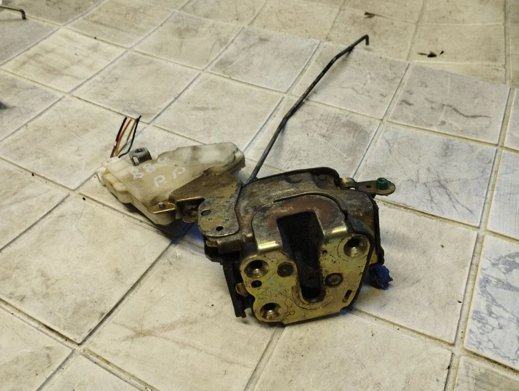 Front door lock 8055261U66